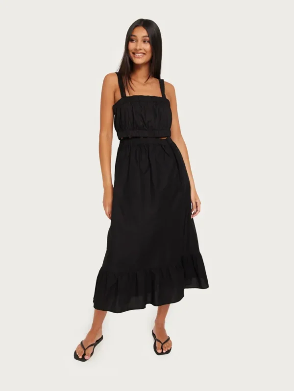 Black Sleeveless Dress