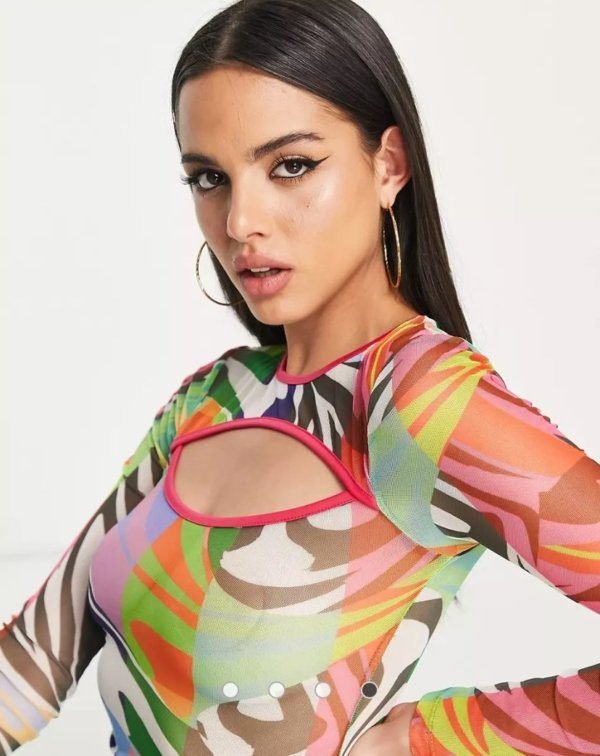 mesh peakaboo top in print