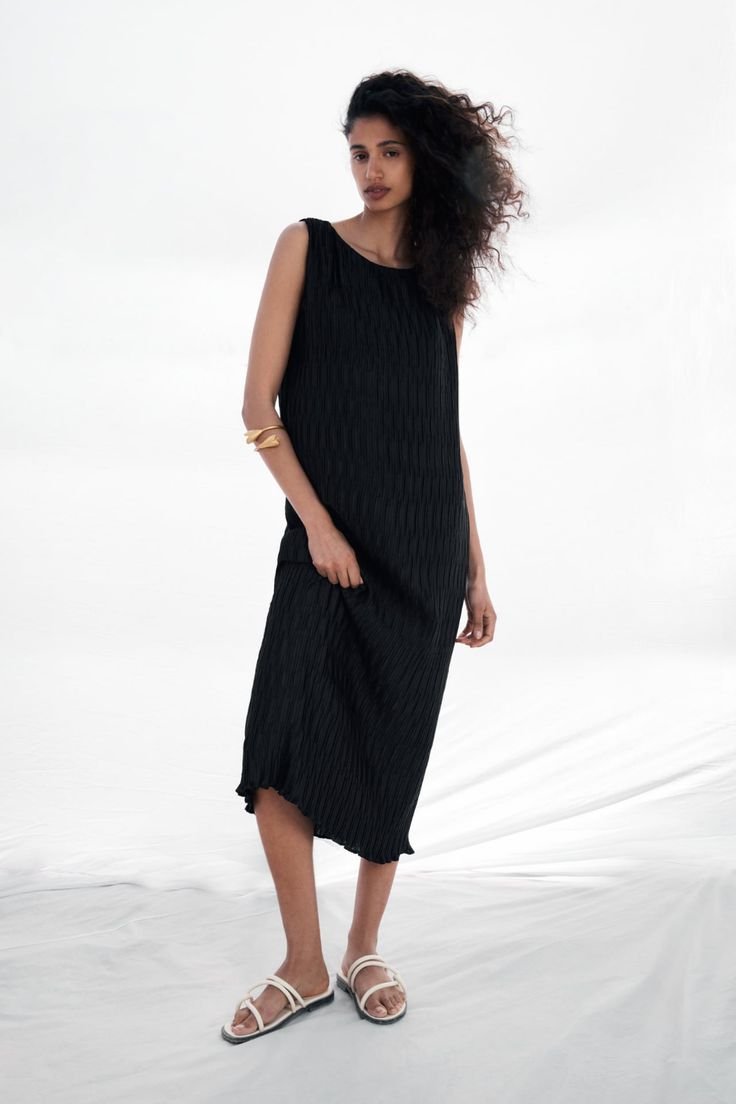 Black Plisse Sleeveless Midi Dress